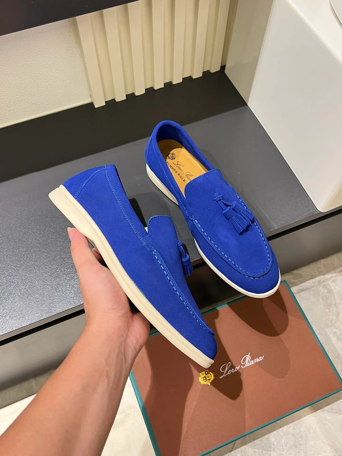 Men's shoes 💰p360 "Loro men's shoes 💰pian'*" Classic L men's shoes for couples 💰p Top version British flat loafers, a must-have item in old money style, the minimalist design is eye-catching and durable, a plus point for dressing The soft foot feel and texture are outstanding. They don’t scratch your feet and are very nice. They are matched with soft and waxy soles. They can be worn daily for a long time without getting tired. They are easy to wear, versatile and classic items, with perfect foot feel and texture! Imported cashmere fabric, the lining is made of imported A-grade water-dyed cow lining, the top version of the genuine leather midsole is sewn with pure handmade mark thread! Size: Female 35-40 (34. Customized) Male 38-44 (45.46. Customized)